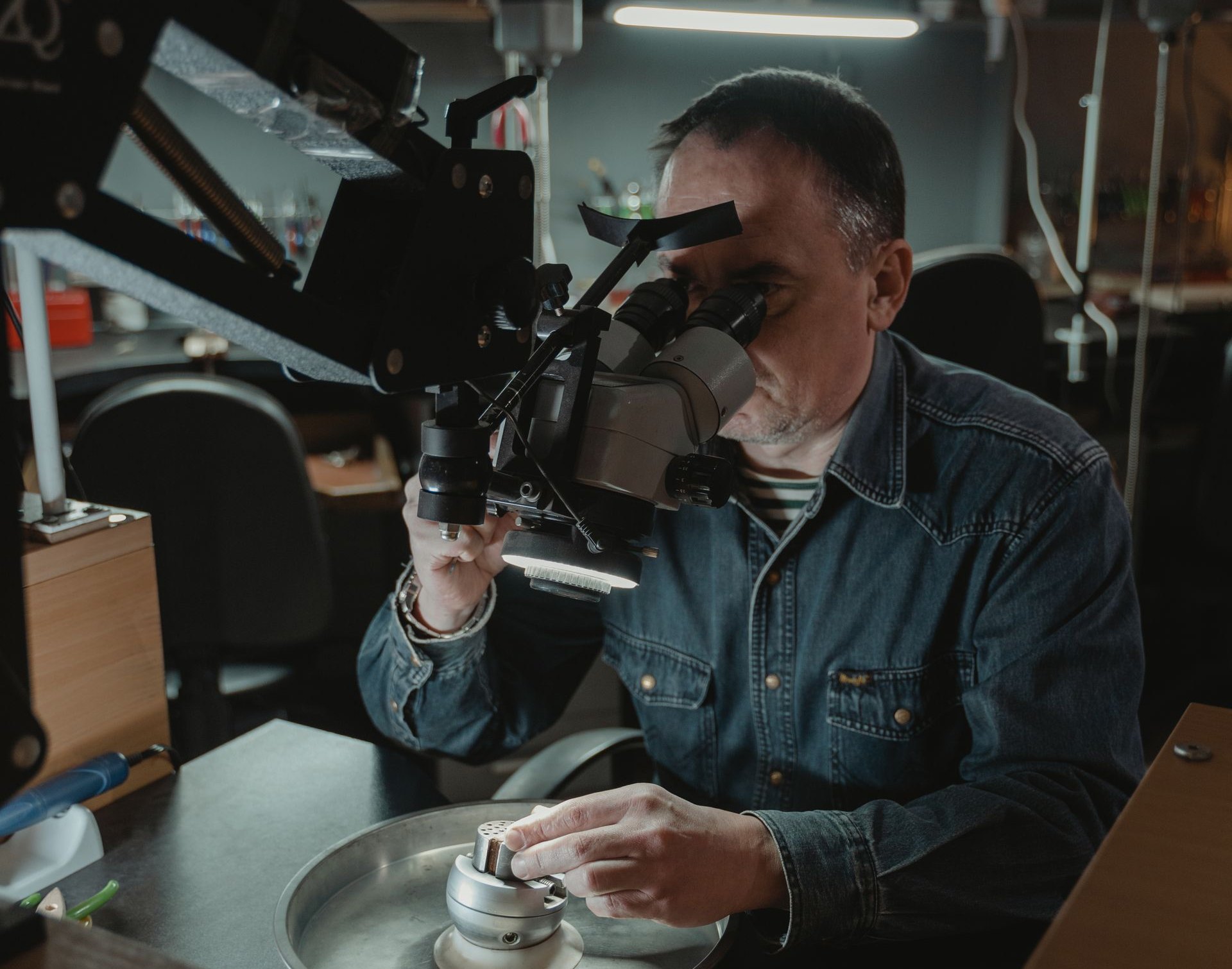 Quality inspection of jewelry using magnifying equipment